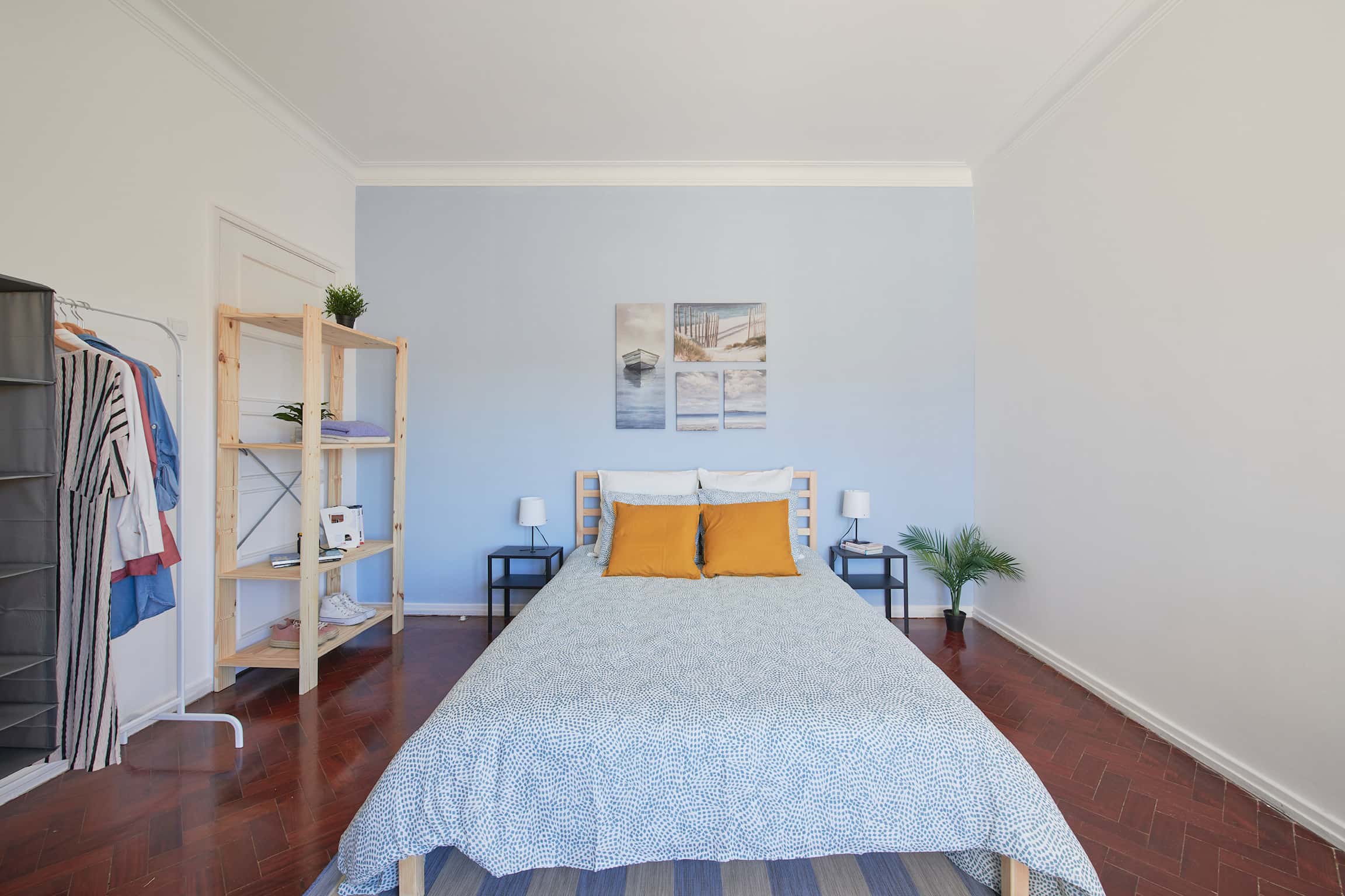 Bedroom with private balcony in a 5-bedroom apartment in Lisbon - Room 2