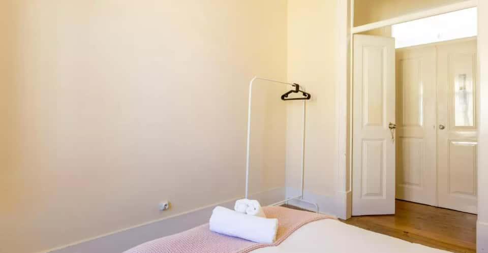 Bedroom for rent in 6-bedroom house in Parede - Room Fortune