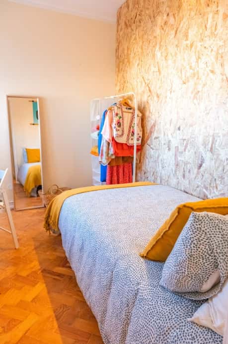 Bedroom with private bathroom in a 7-bedroom apartment in Lisbon - Room 5