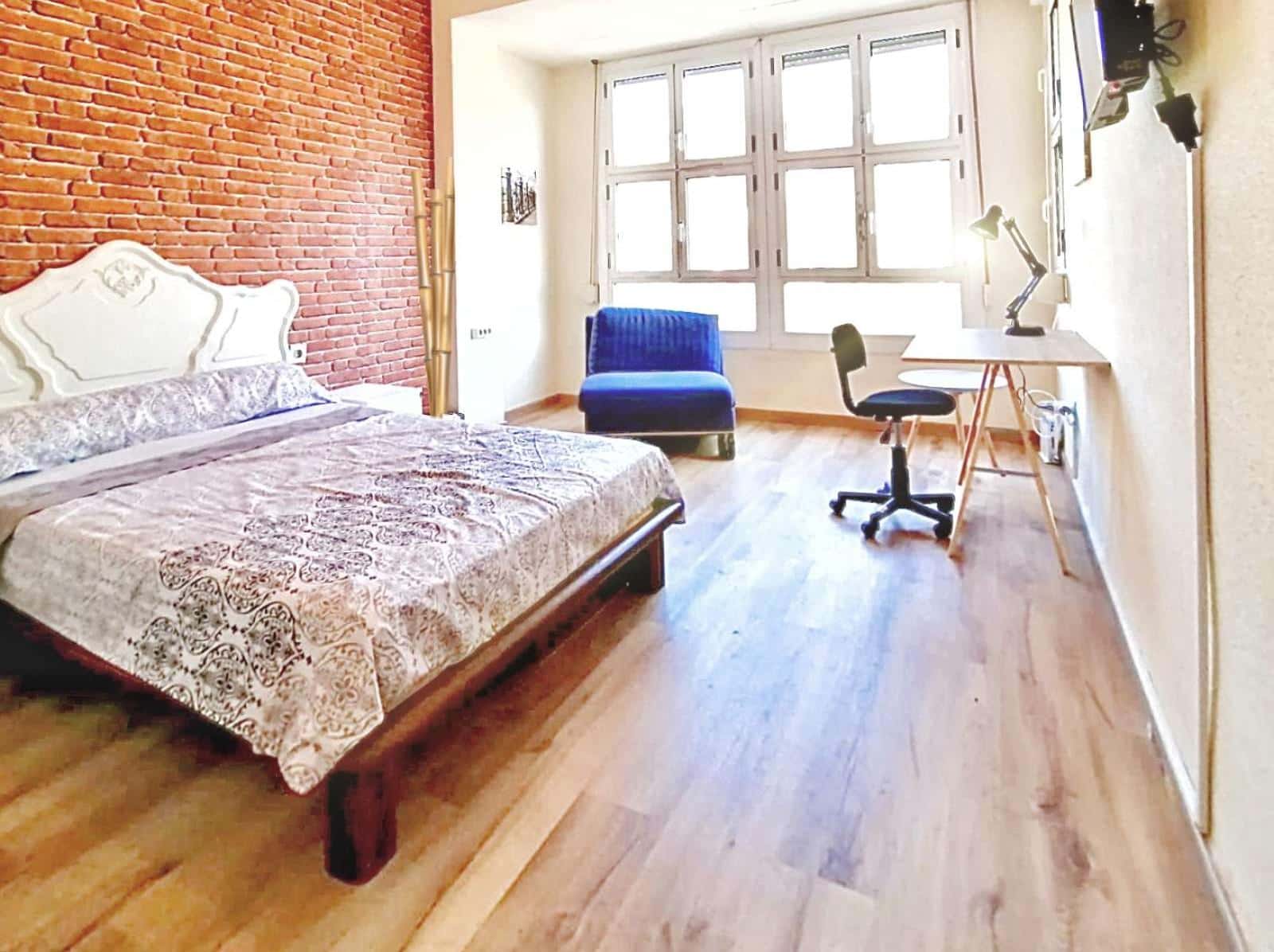 Double bed in Rooms for rent in 5-bedroom apartment in Alipark