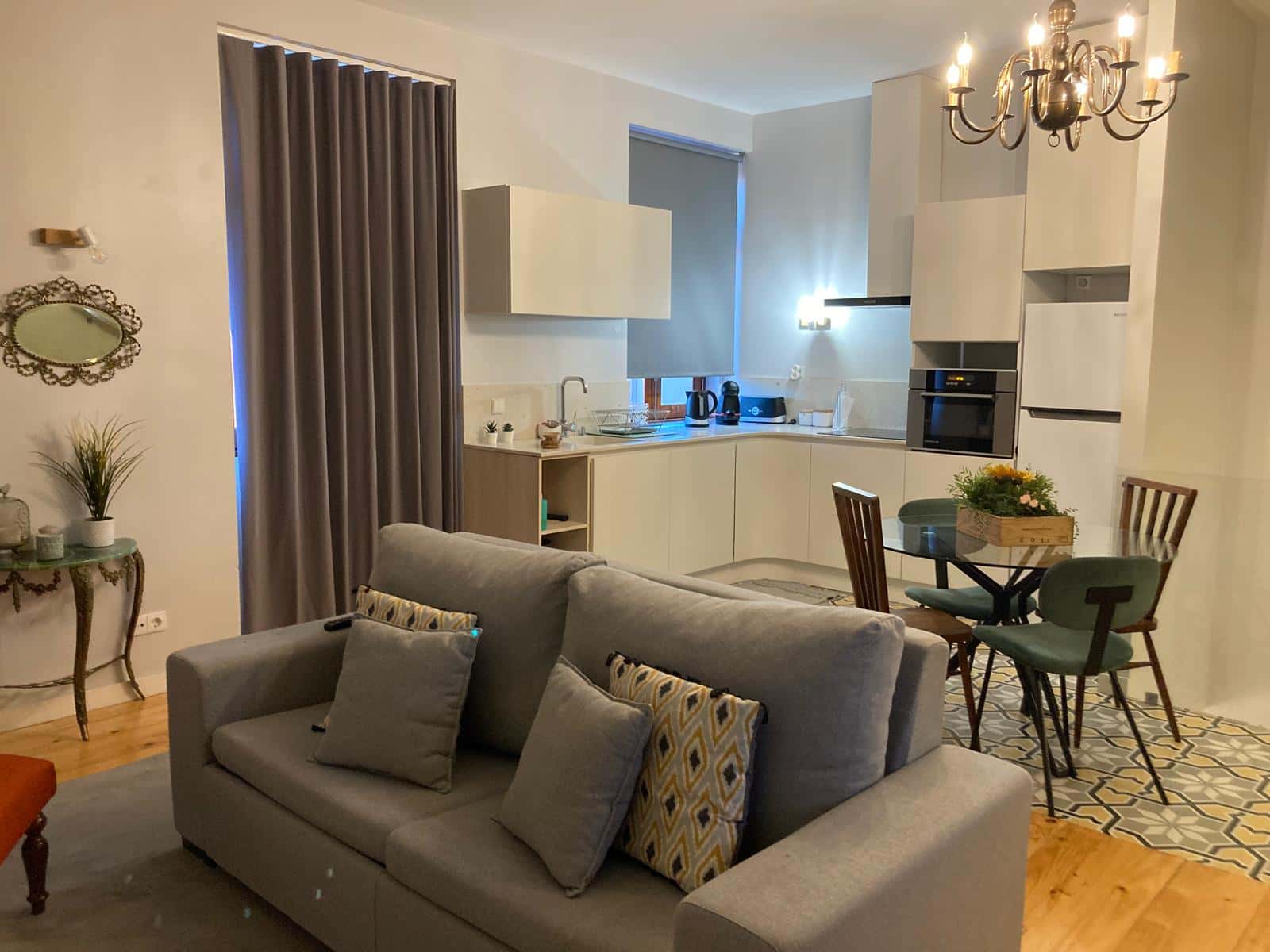 One-bedroom apartment in Rua Senhora da Lapa, Porto (3min from metro station)