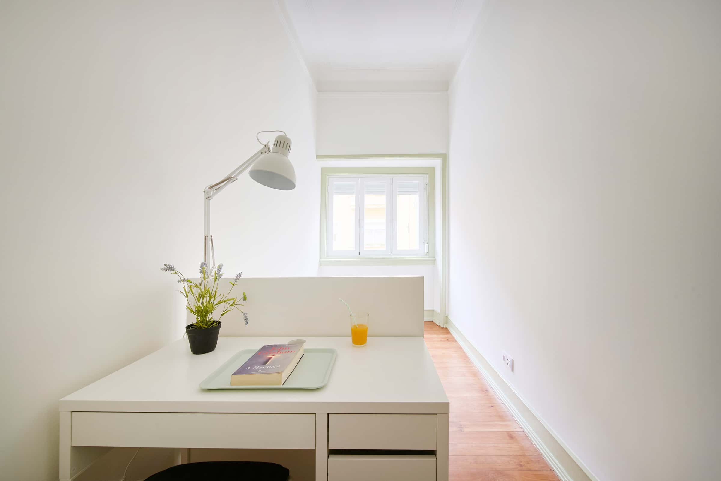 Single room in a 4-bedroom apartment in Rua Artur Lamas, Lisbon - Room 1