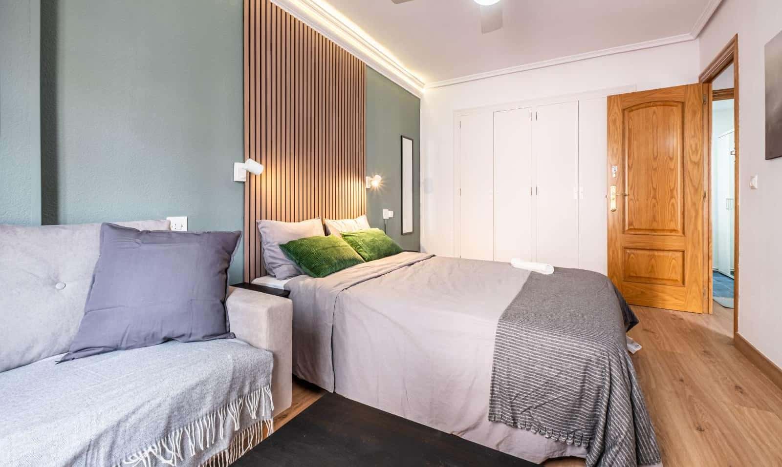Double bed in Room in a shared 5-bedroom apartment for rent in Alicante, furnished