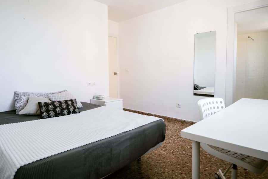 Habitación en piso de 5 habitaciones en Algirós