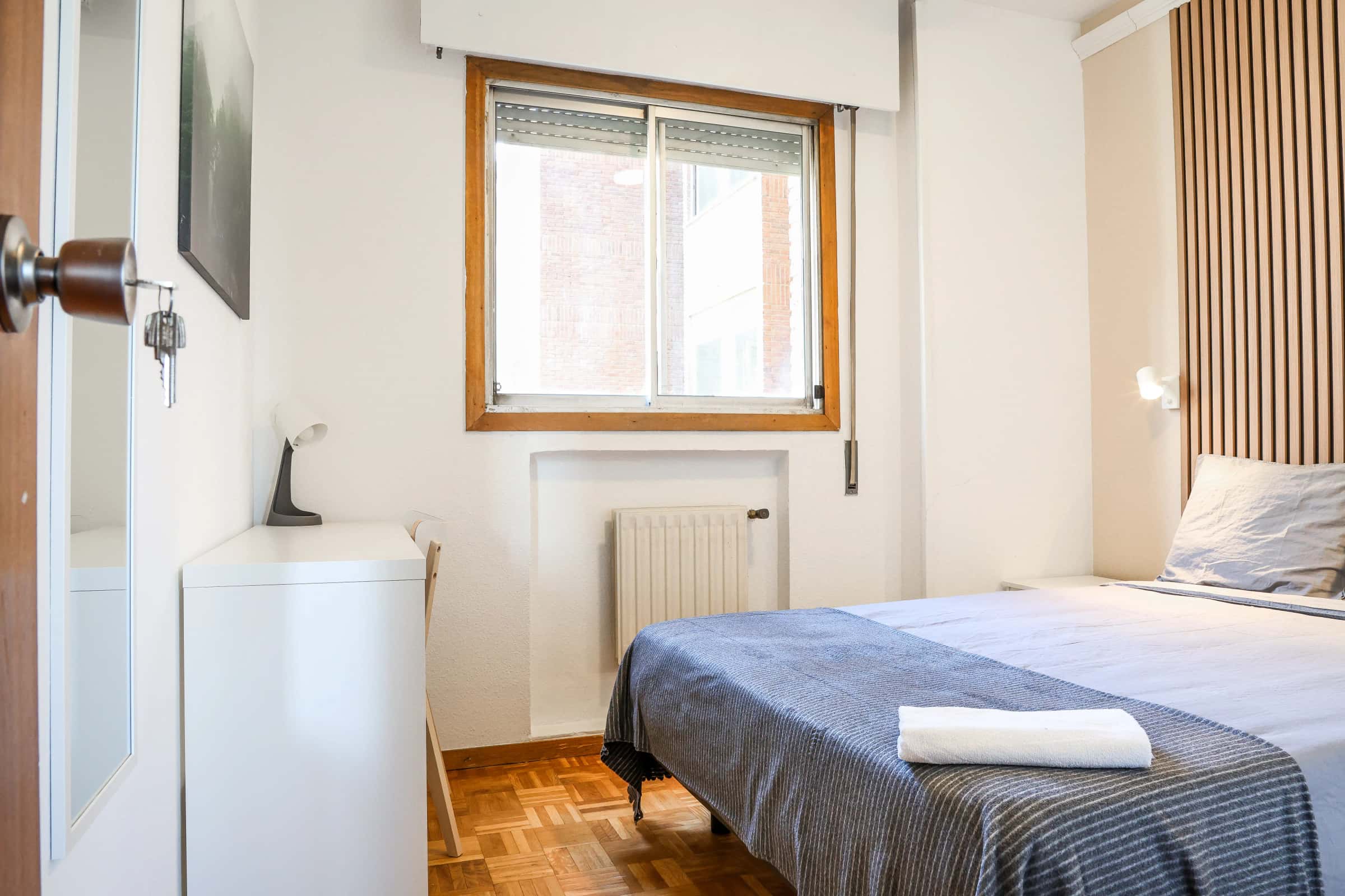 Stanza in Calle de Santiago de Compostela, Madrid di 120 m² con 6 camere