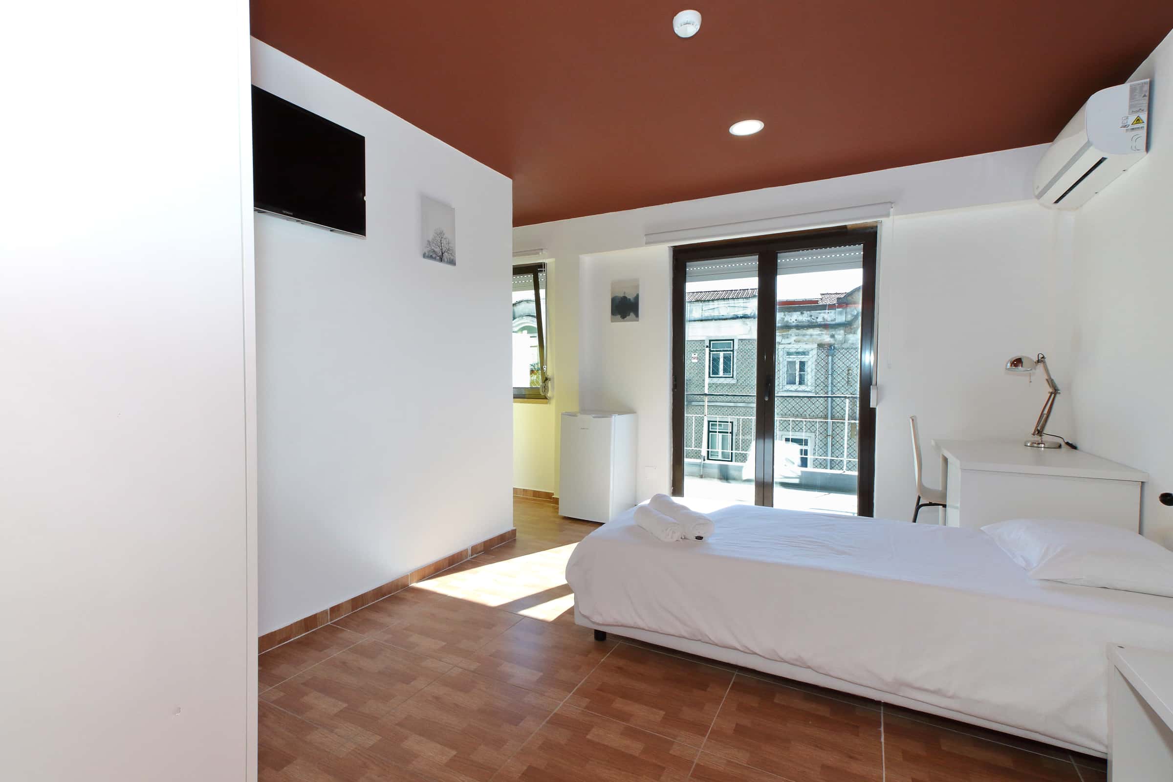 En-suite Room in Rua Ferreira Lapa, Lisbon (Students only)