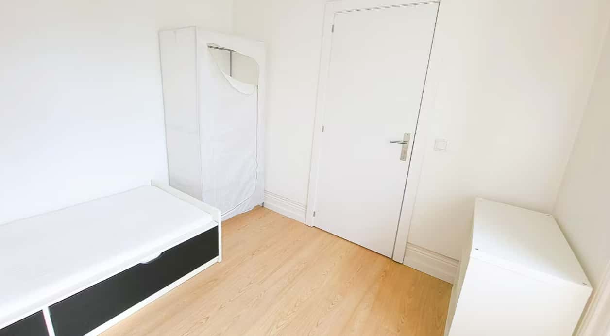 STANDARD ROOM WITH SHARED BATHROOM