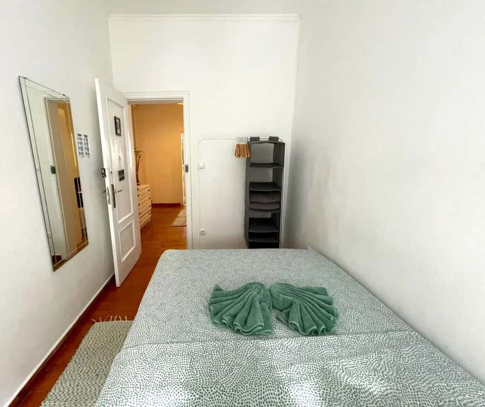 Room D in a 4-bedroom Apartment in Rua Palmira, Lisbon