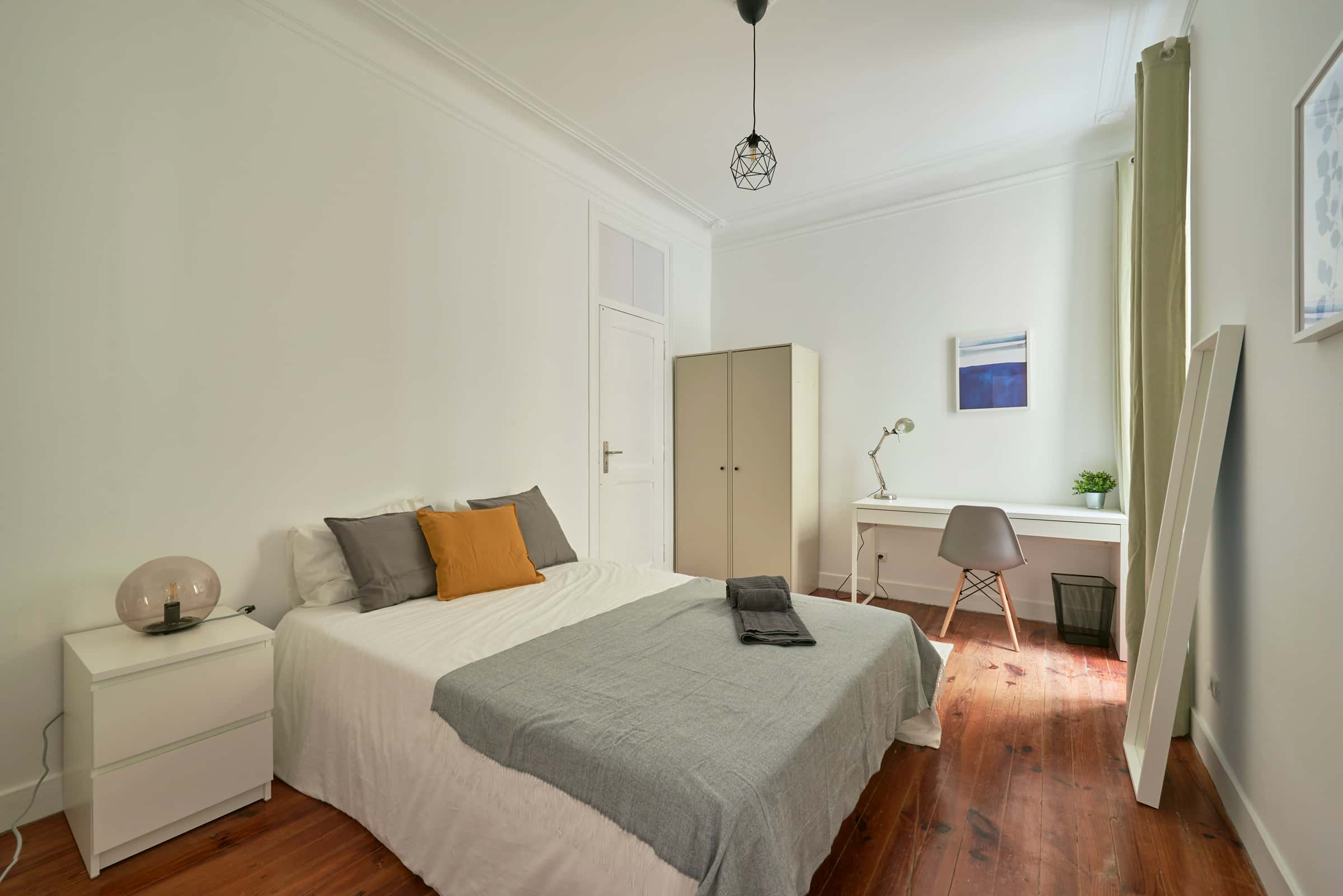 Bedroom in a 6-bedroom apartment in R. Gonçalves Crespo, Lisbon - Room 5