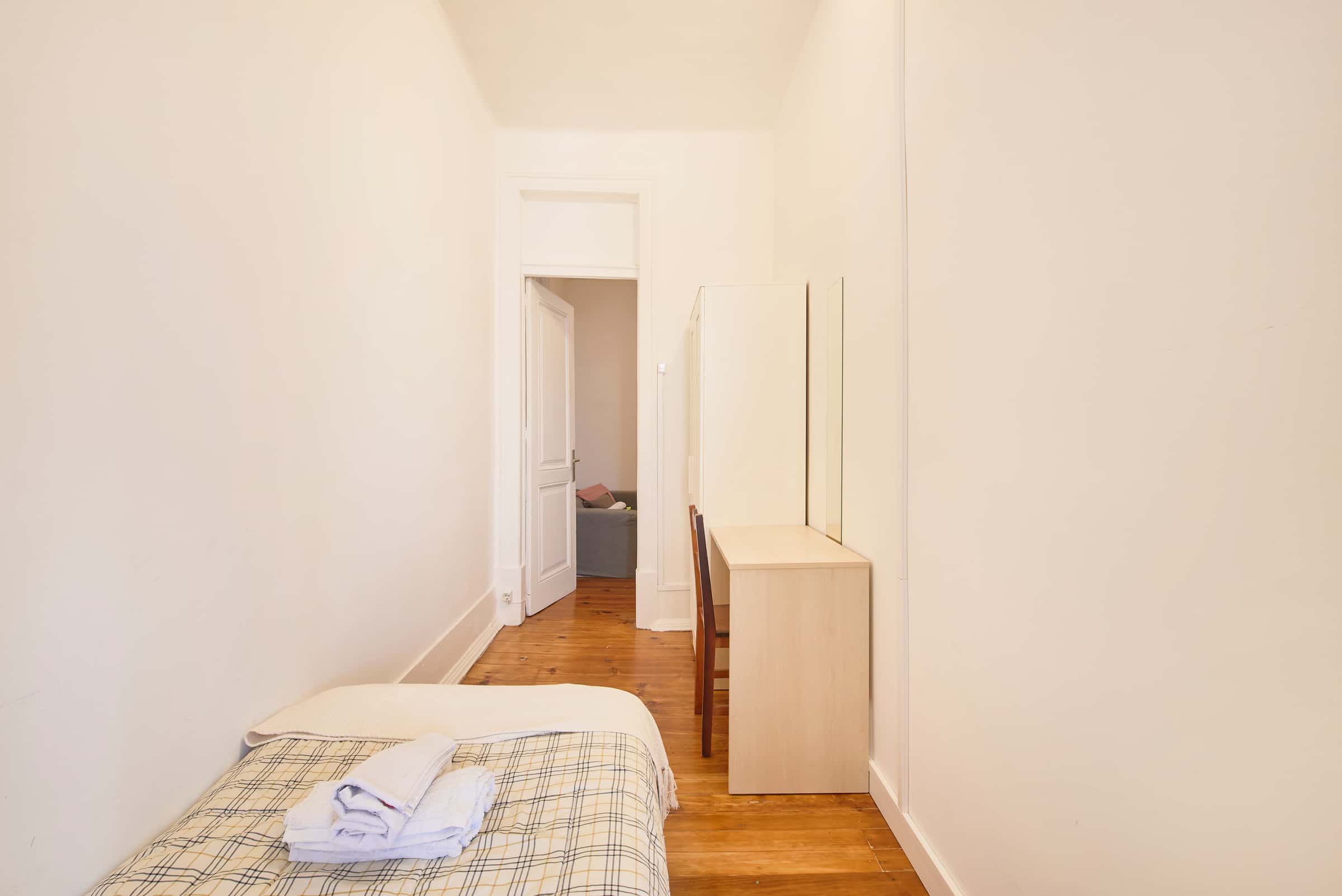 Single room in a 7-bedroom apartment in Lisbon - Room 5