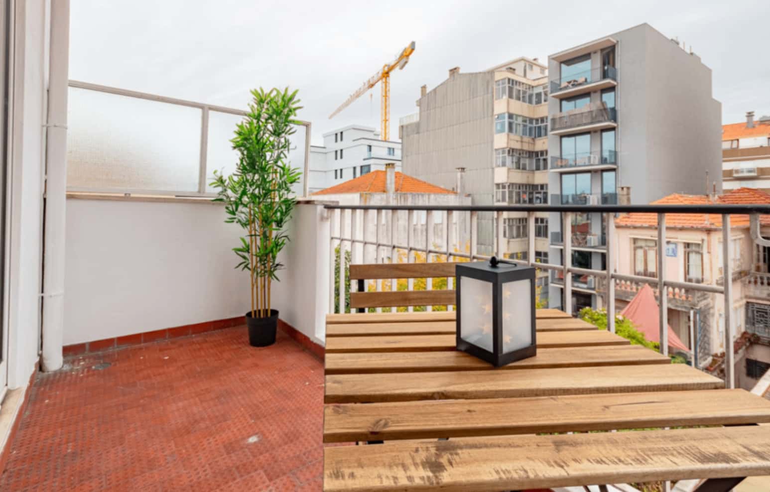 Double room with private balcony in a 4-bedroom apartment in Rua das Artes Gráficas, Porto - Room 2