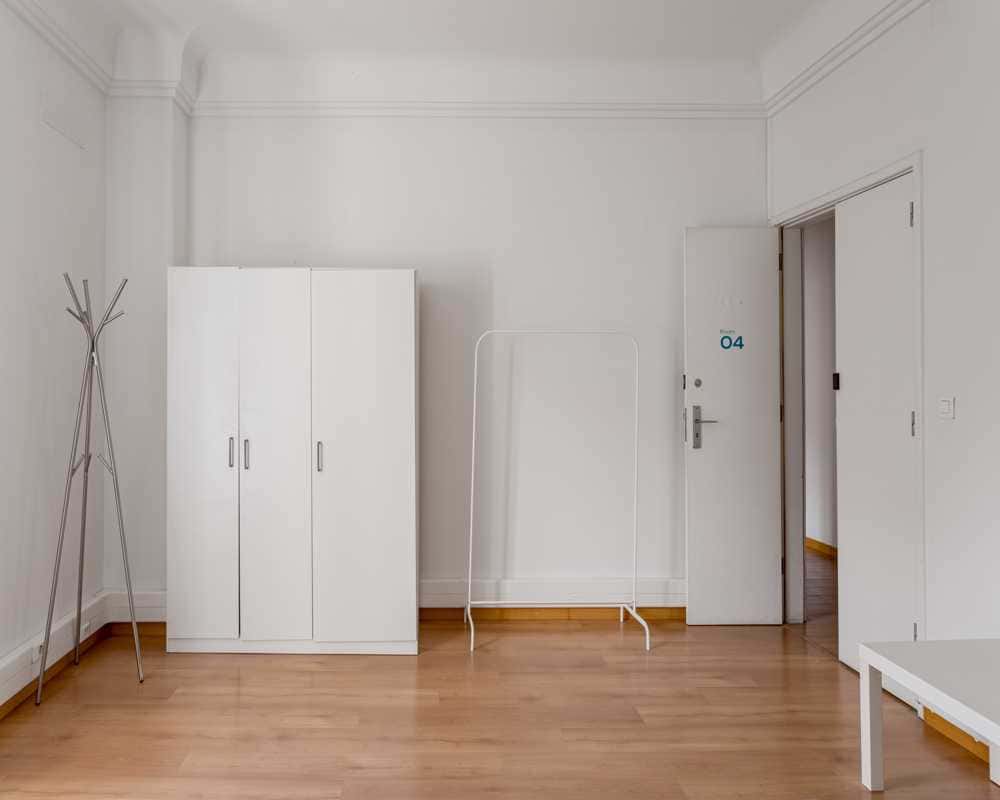 Spacious room in a 13-bedroom apartment in Arroios, Lisbon - Room 4