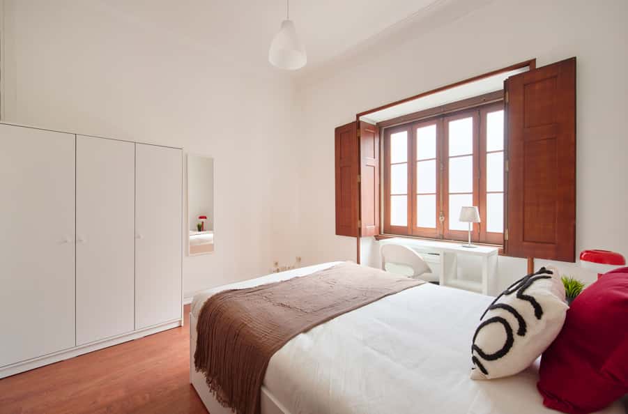 Bedroom in a 11-Bedroom Apartment in Rua de Buenos Aires, Lisbon - Room 9