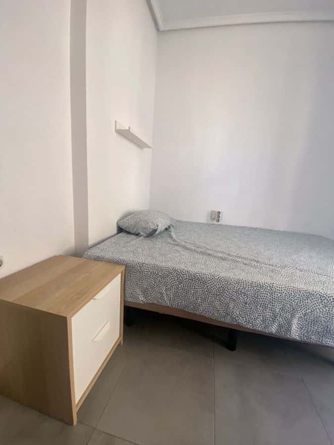 Habitación en piso de 4 habitaciones en Algirós