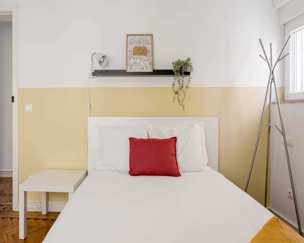 Comfortable room with private bathroom in 8-bedroom apartment in Benfica, Lisbon - Room 8