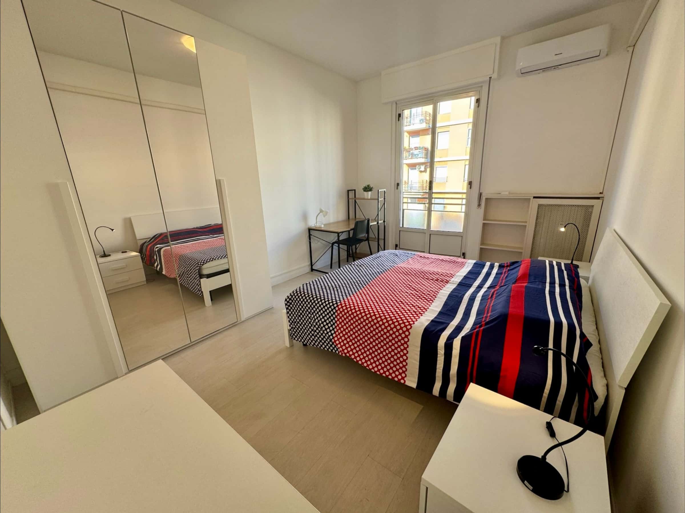 Stanza matrimoniale con balcone privato in Via Francesco Caracciolo 26, Milano, Italia