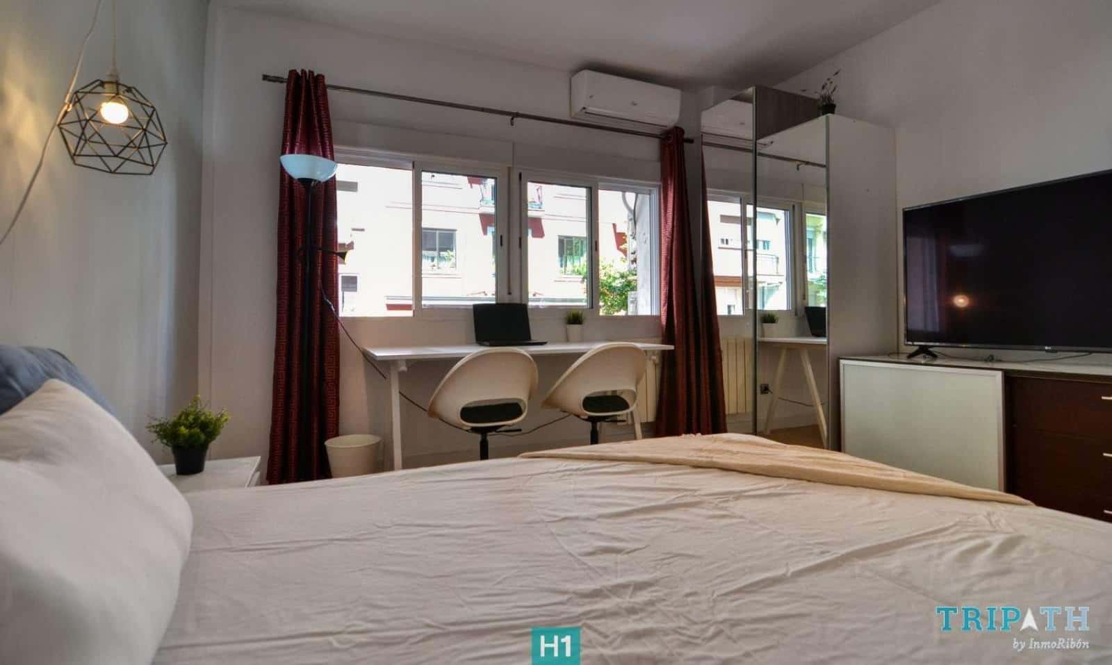 Double bed in Shared apartment in Madrid