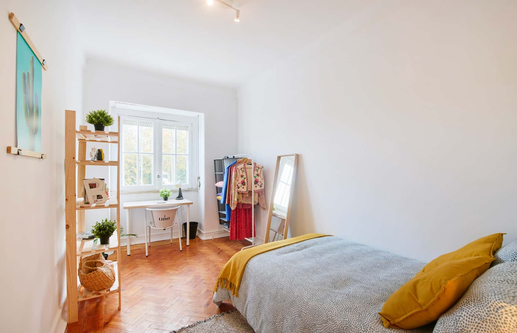 Room in Rua Luis Augusto Palmeirim, Lisboa - Room 3 (close from metro station)