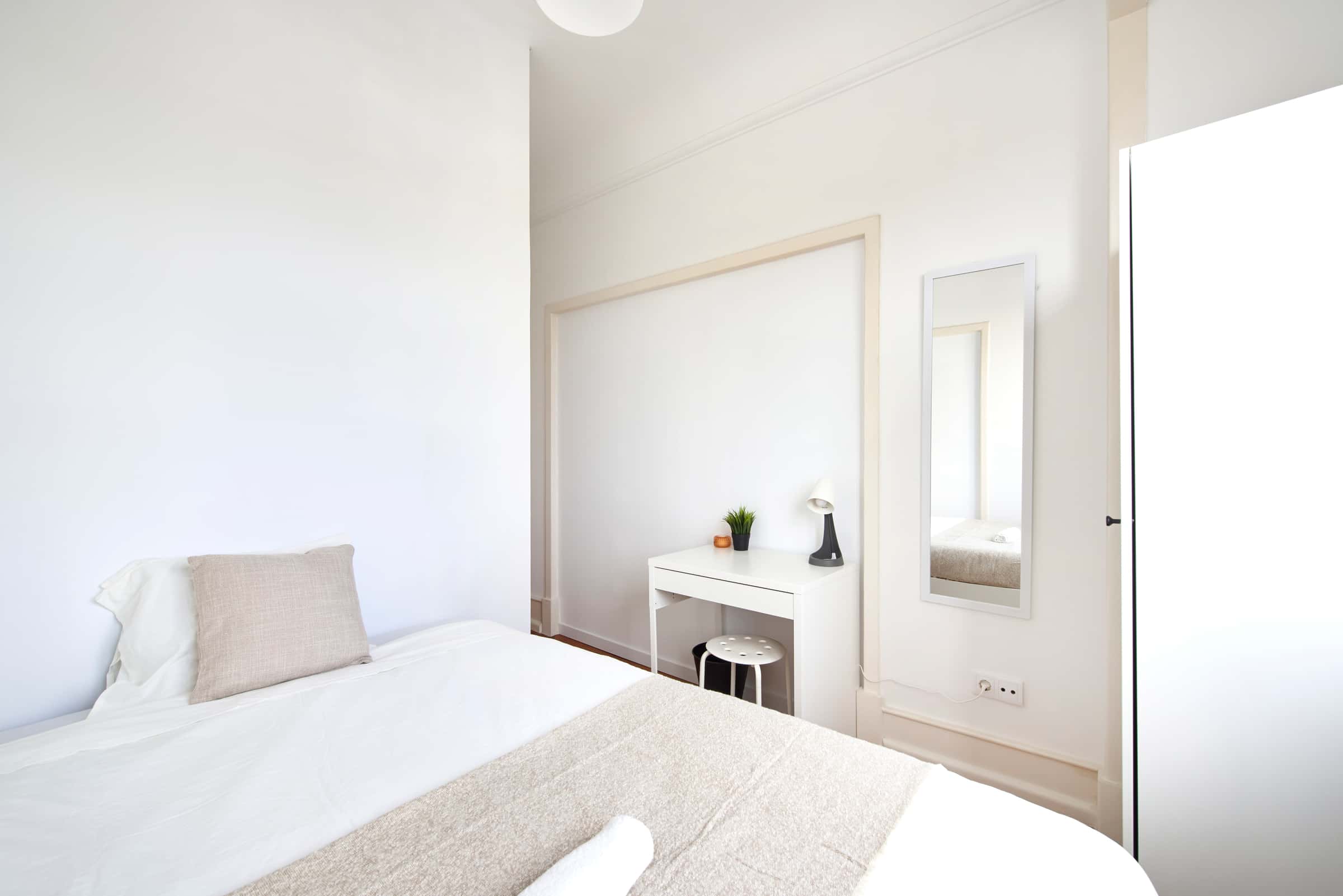 Bedroom in a 7-Bedroom Apartment in Rua Joaquim António de Aguiar, Lisbon - Room 2