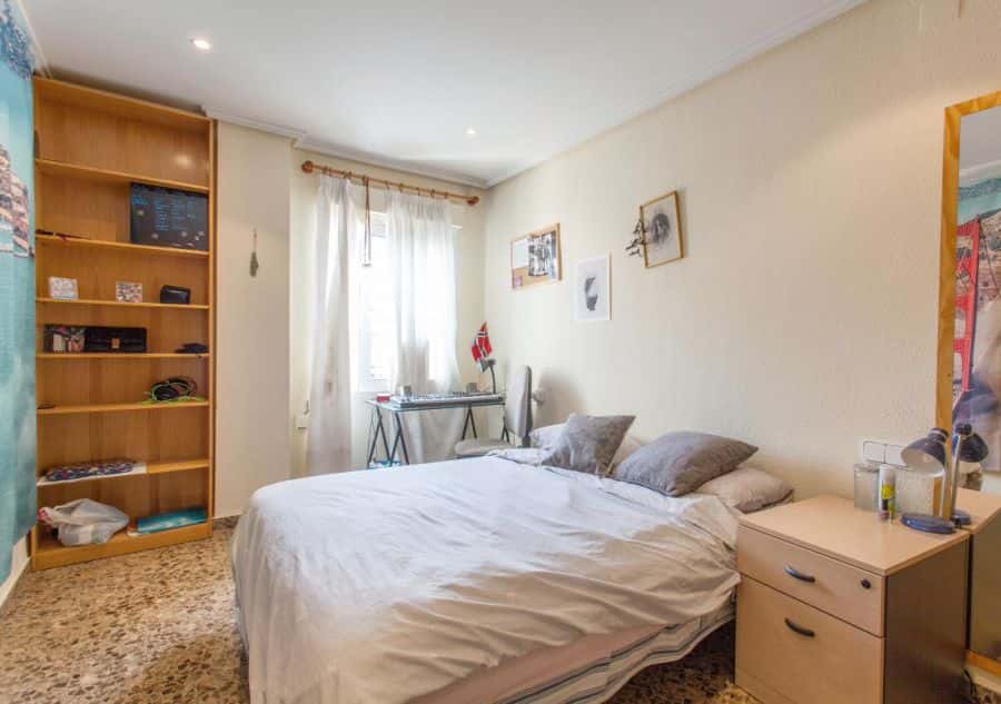 Habitación en piso de 3 habitaciones en El Pla Del Real