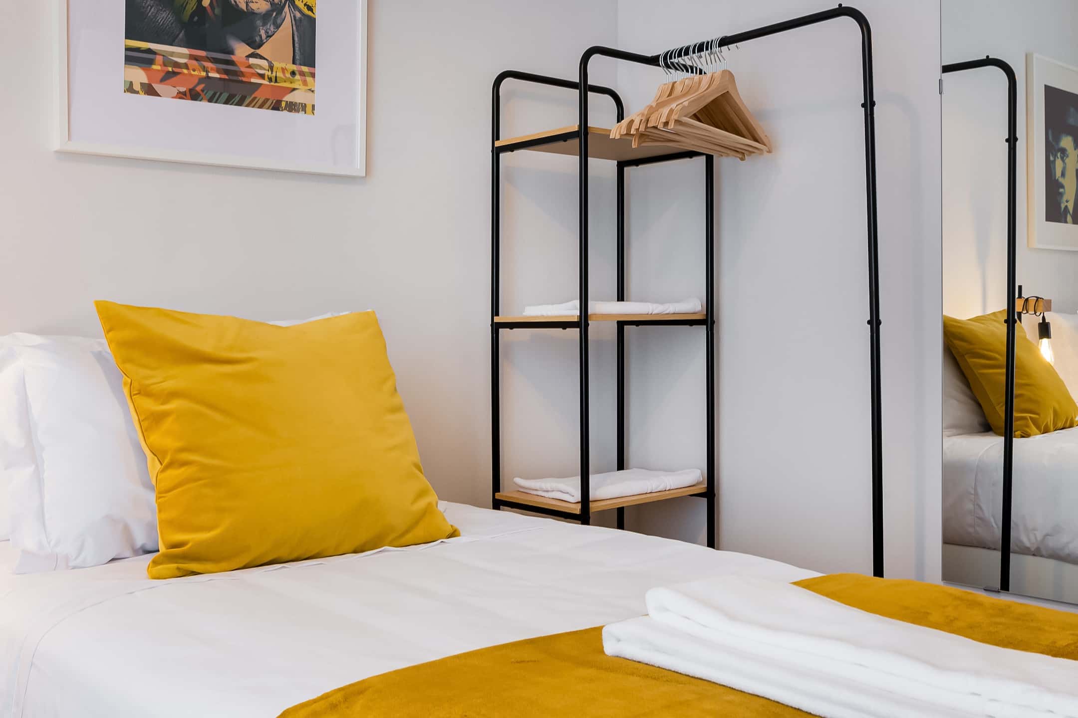 Room in a 5-bedroom apartment in Rua António Pedro, Lisbon - Graça View Room