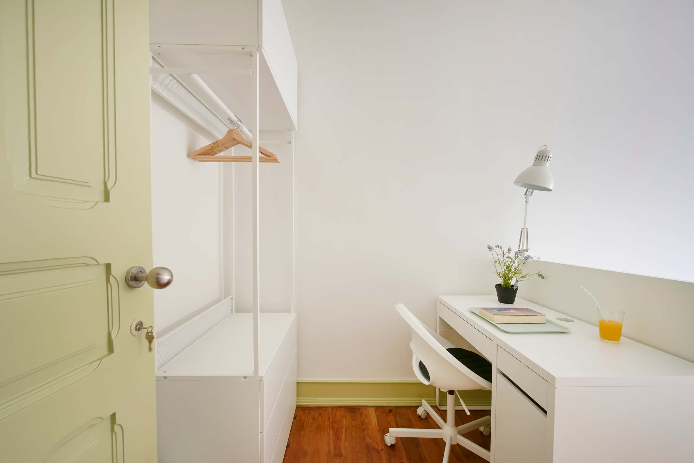 Single room in a 4-bedroom apartment in Rua Artur Lamas, Lisbon - Room 1