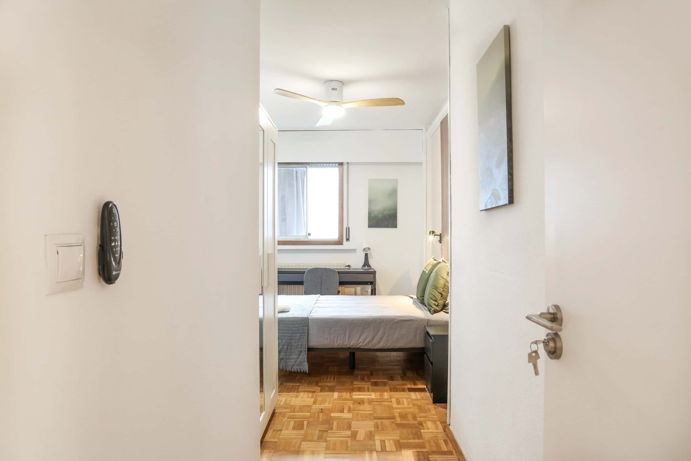 Chambre dans Calle de Santiago de Compostela, Madrid pour 120 m² avec 6 chambres