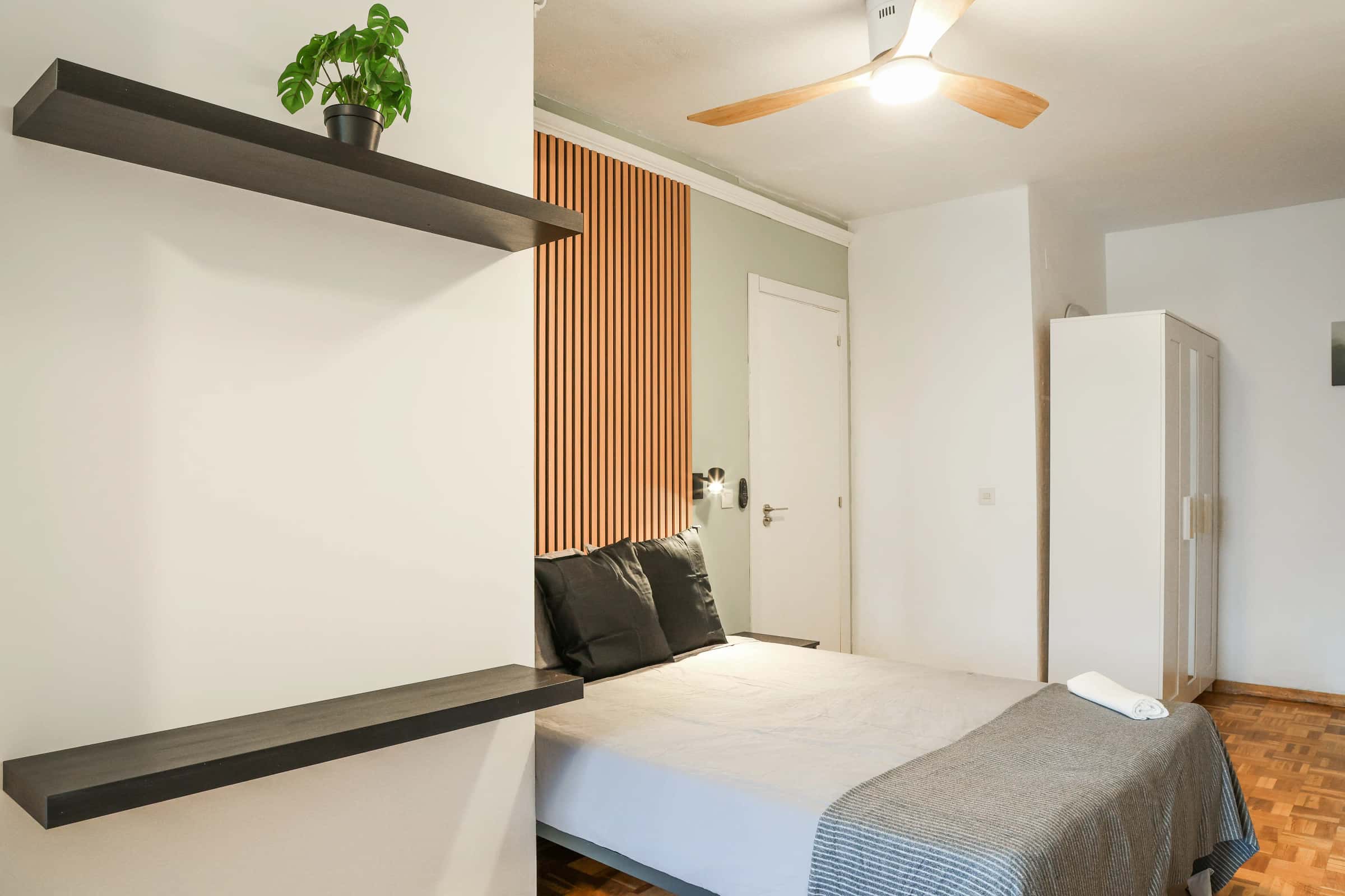 Chambre dans Calle de Santiago de Compostela, Madrid pour 120 m² avec 6 chambres