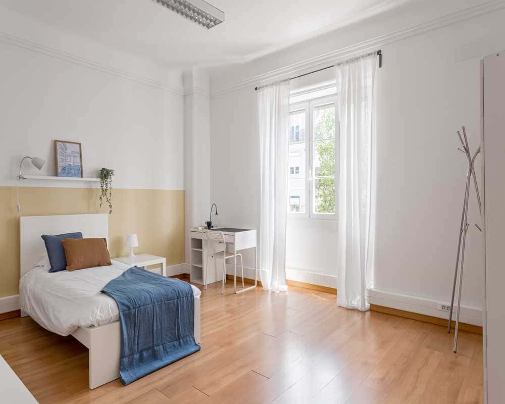 Spacious room in a 13-bedroom apartment in Arroios, Lisbon - Room 4