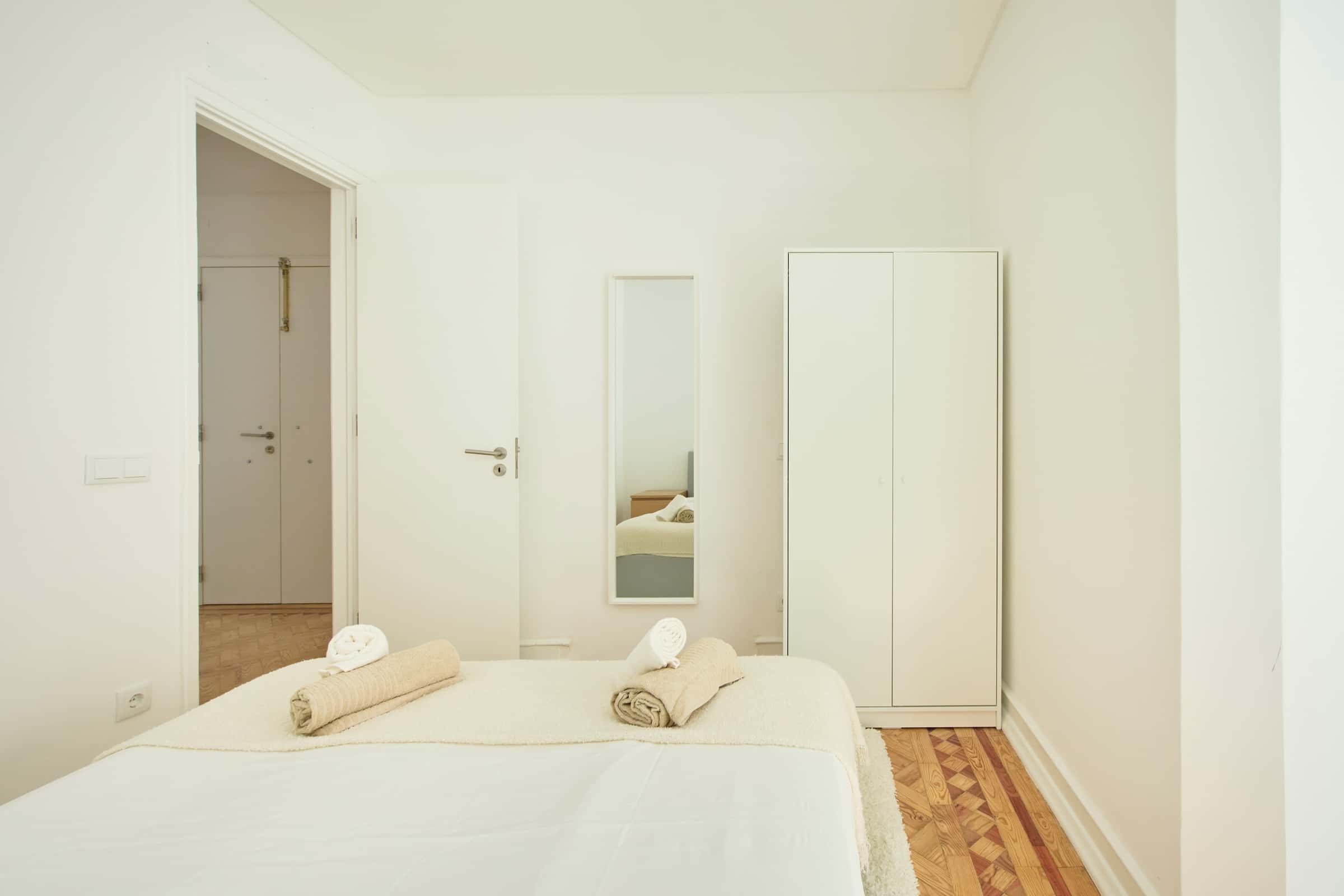 Room in a 4BDR apartment in Lisbon | Room 4