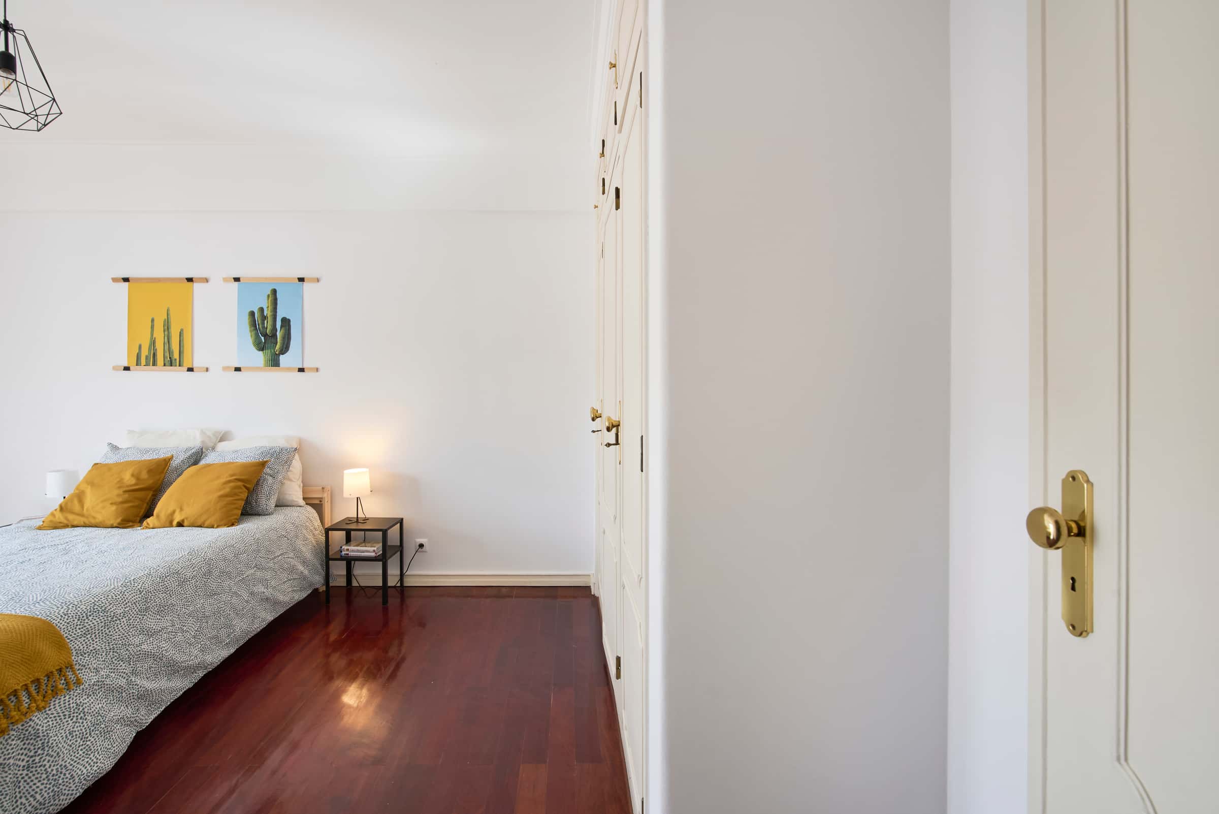 Bright Bedroom in Shared Apartment, Lisbon - Room 1