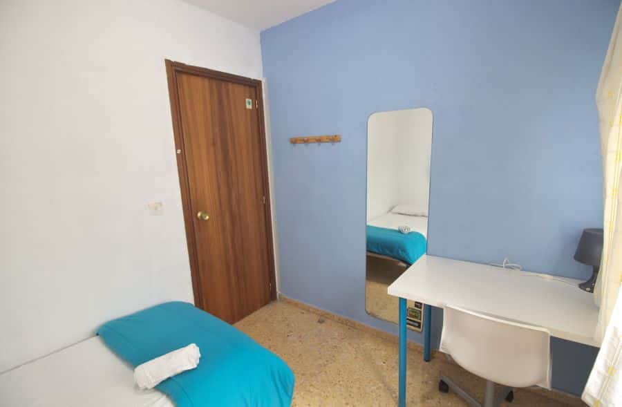 Habitación en piso de 4 habitaciones en El Pla Del Real