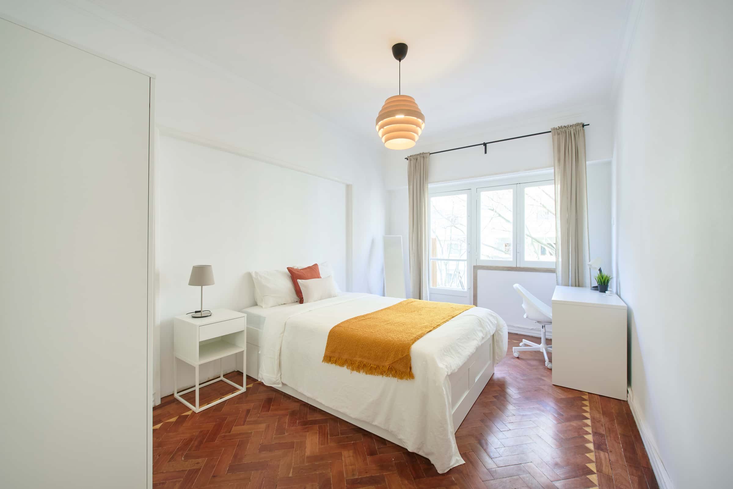 Bedroom in a 8-Bedroom Apartment in Av. Defensor de Chaves, Lisbon - Room 4