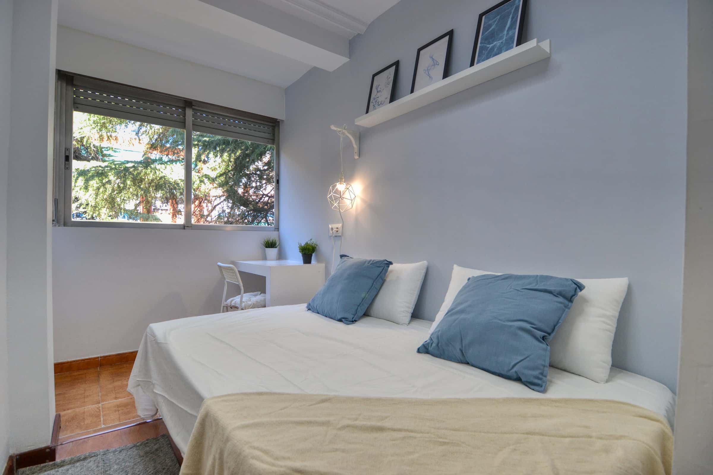 Chambre dans Calle San Lamberto, Madrid pour 100 m² avec 5 chambres