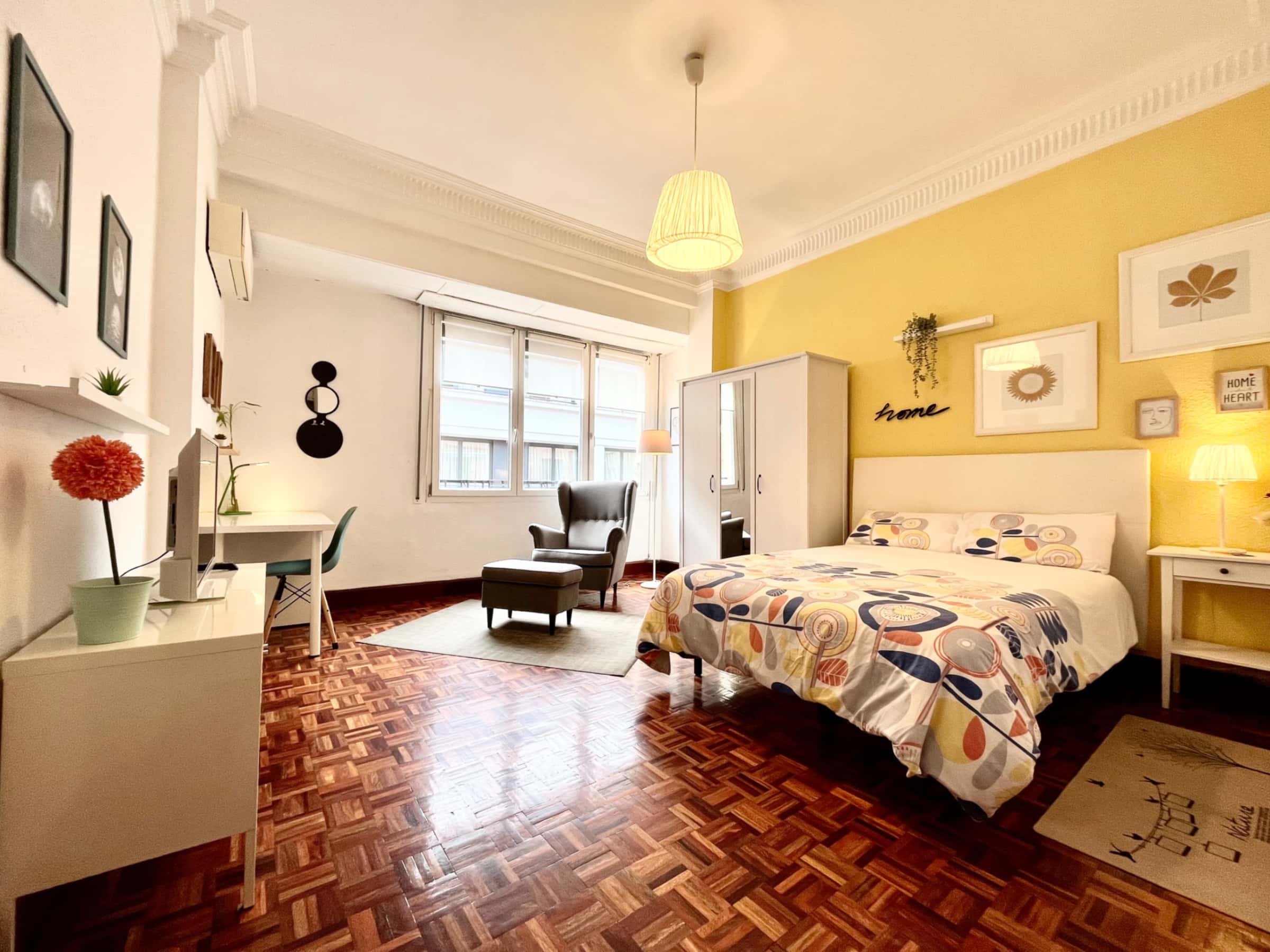 Gran habitación con salón privado,Huertas 3