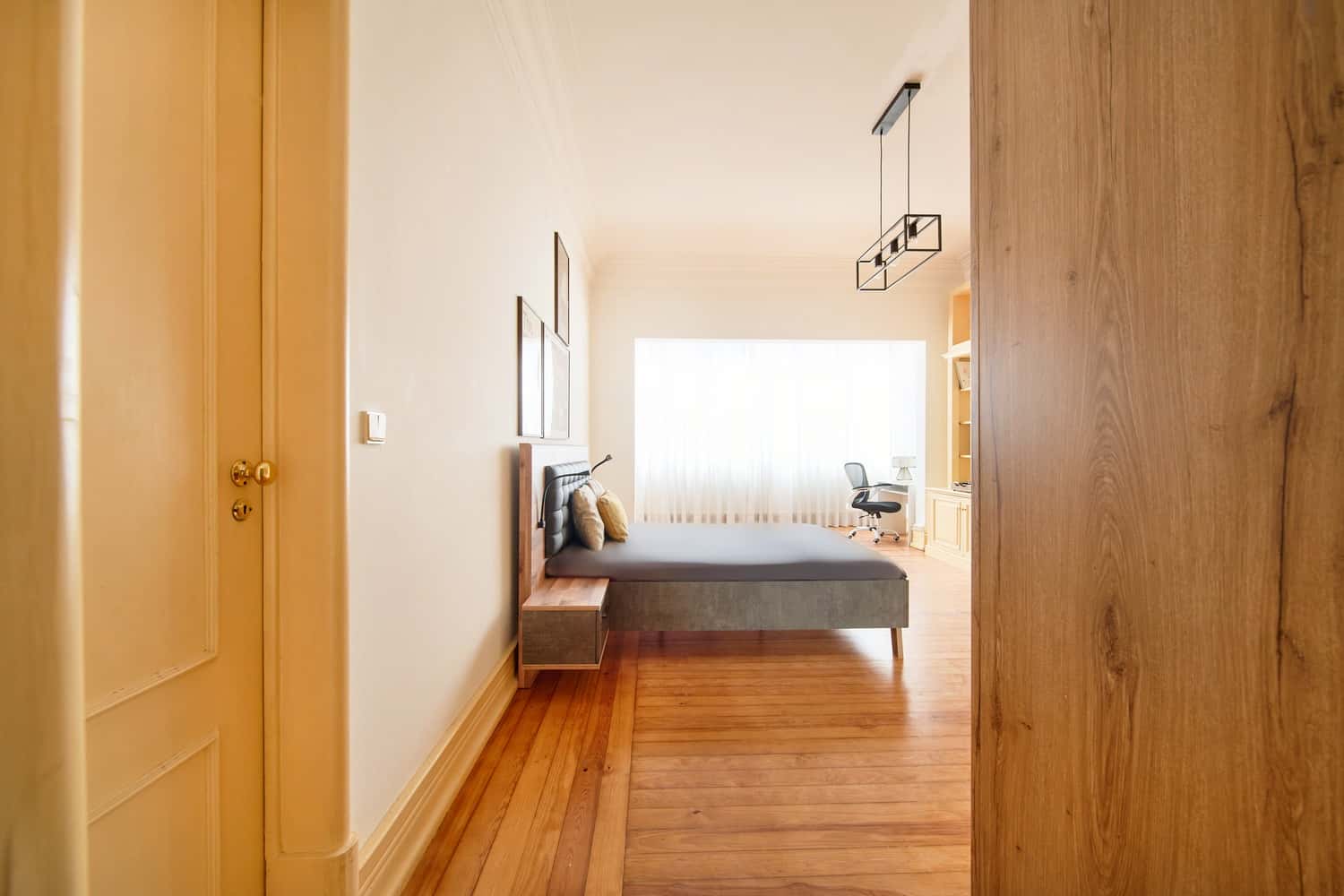 Room 8 - 71. Avenida Álvares Cabral 28 1E