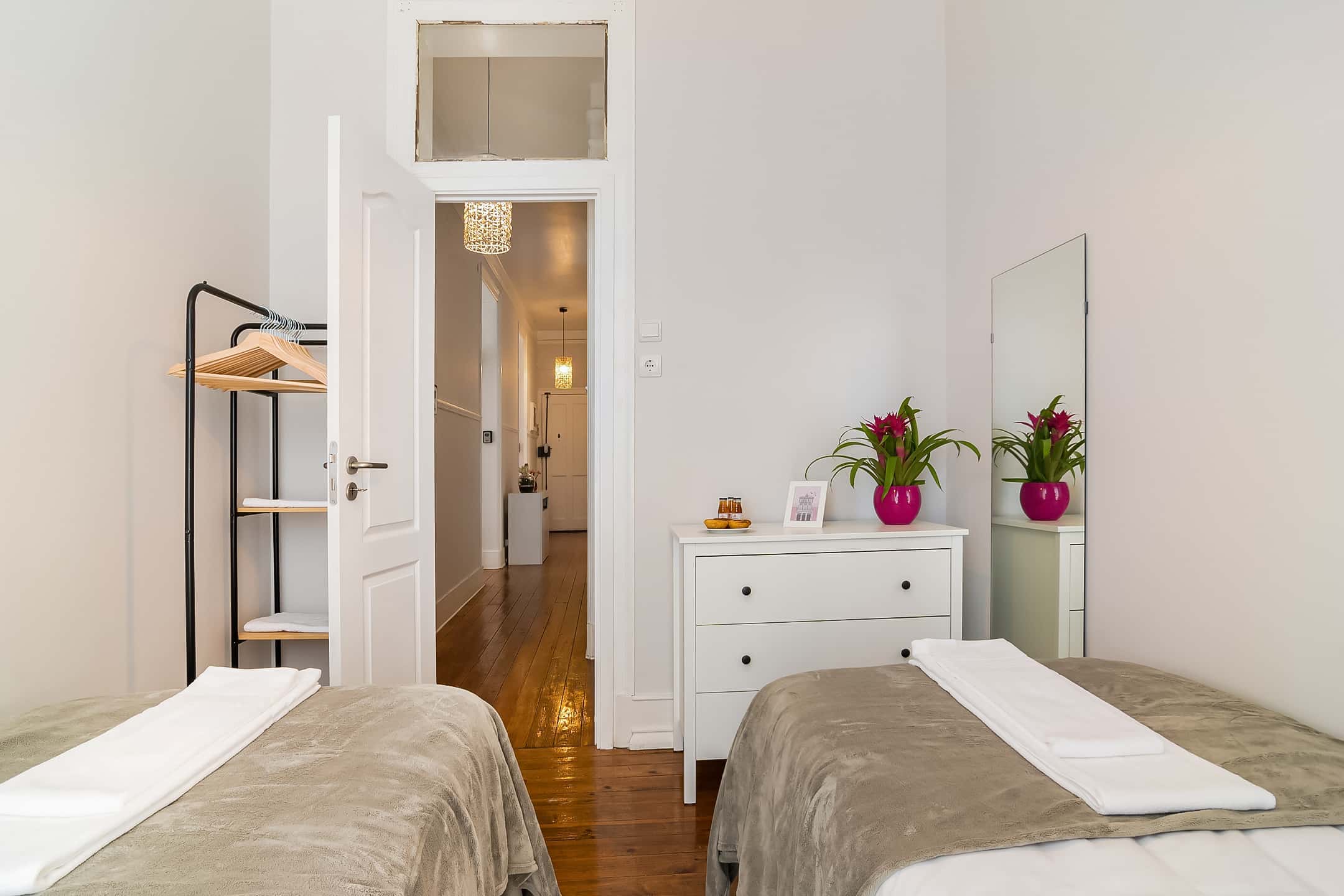 Room in a 5-bedroom apartment in Rua António Pedro, Lisbon - Alfama Fado Room