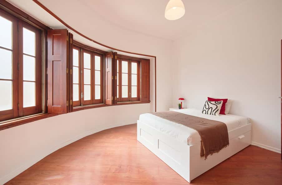 Bedroom in a 11-Bedroom Apartment in Rua de Buenos Aires, Lisbon - Room 8