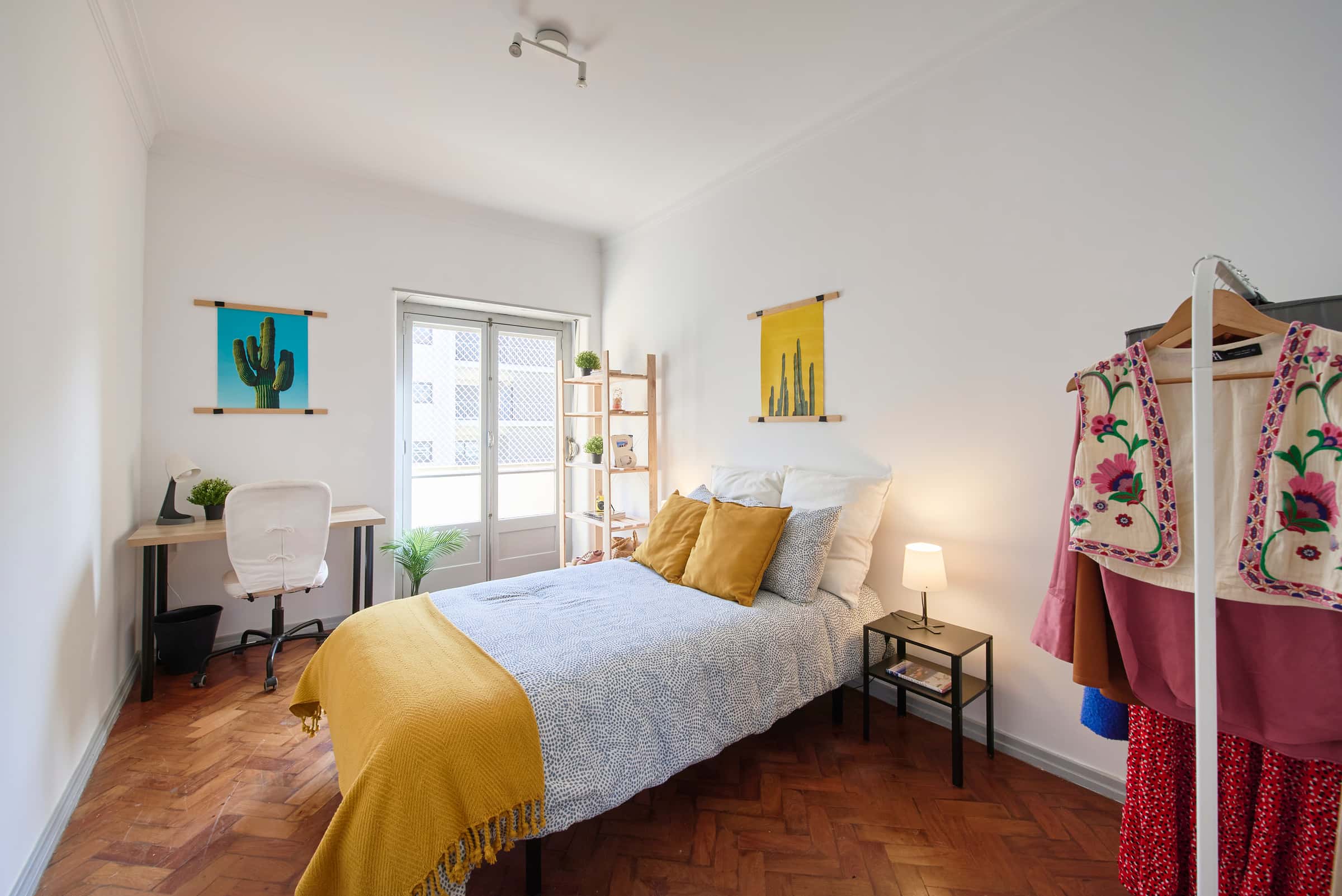 Bedroom with private balcony in a 7-bedroom apartment in Lisbon - Room 6