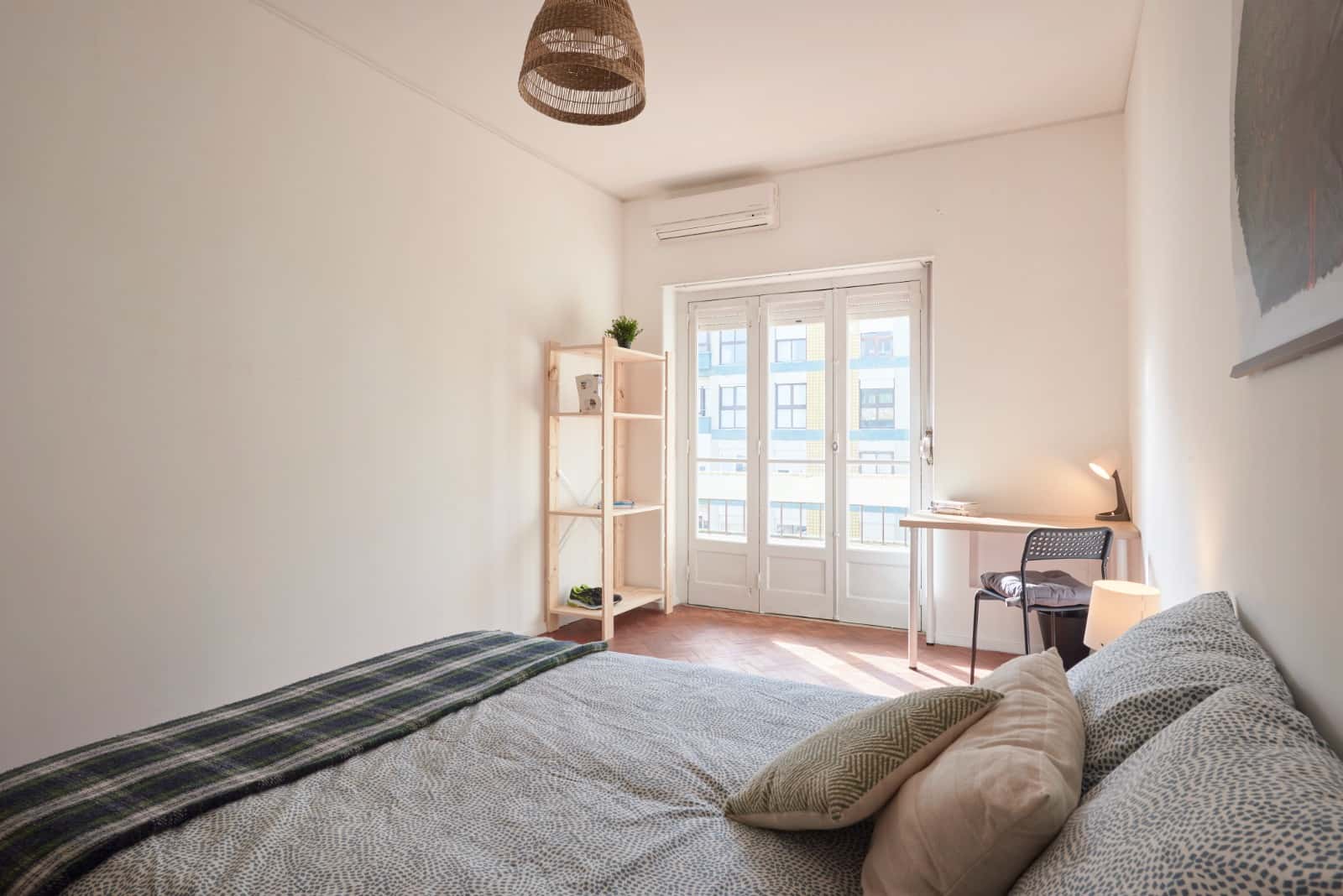 Bedroom with balcony in a 6-bedroom apartment in Rua Tristão Vaz, Lisbon - Room 3
