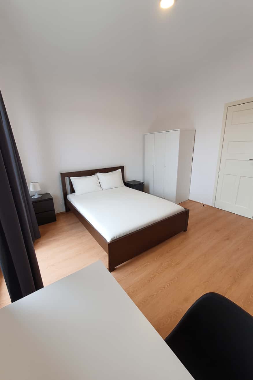 Quarto com cama de casal, com varanda, em apartamento com 7 quartos - FLAT W - W5