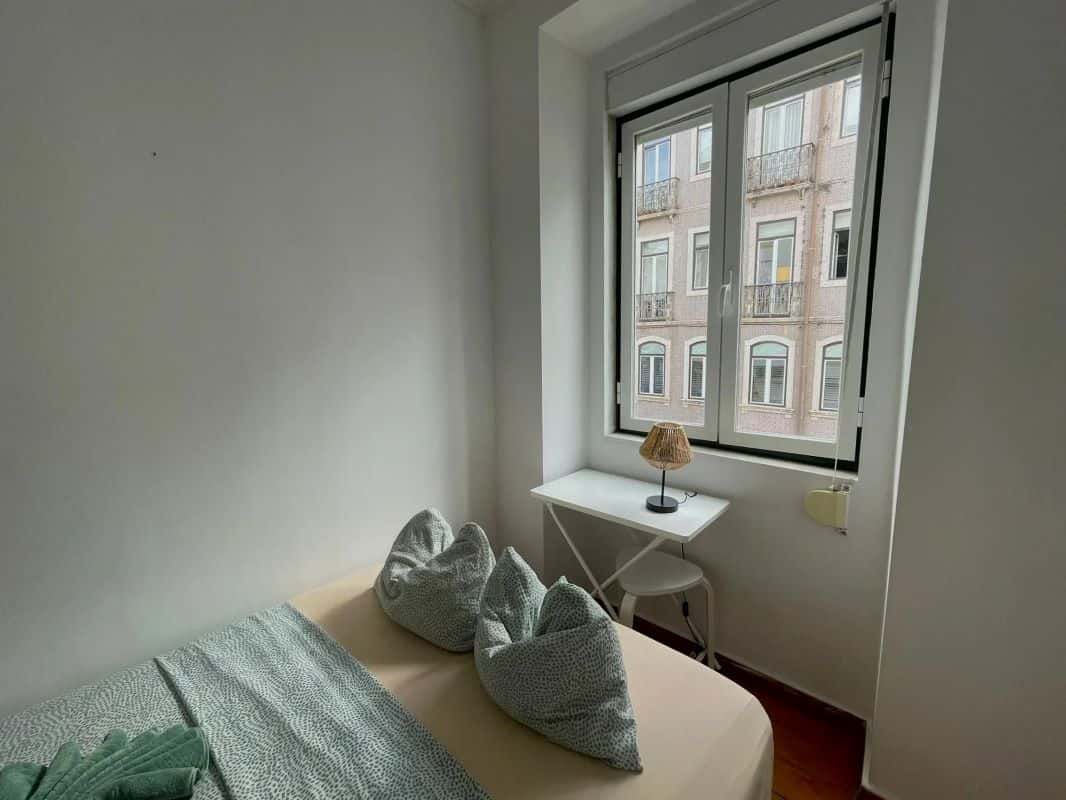 Room D in a 4-bedroom Apartment in Rua Palmira, Lisbon