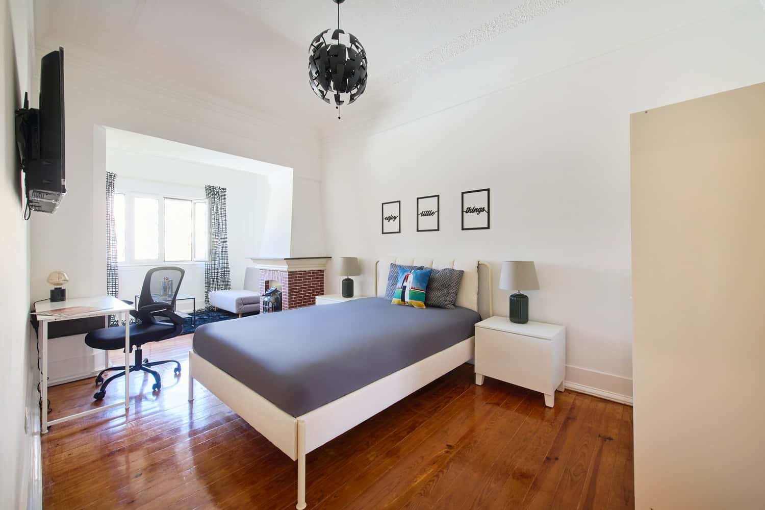 Room 5 - 89. Rua Afonso Lopes Vieira 47 2E