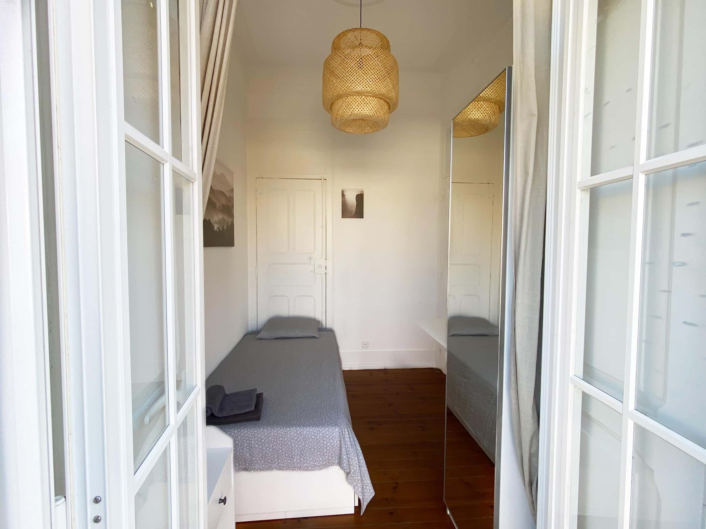 Cosy single room with balcony in a 3-bedroom apartment in Rua Tenente Raul Cascais, Lisbon