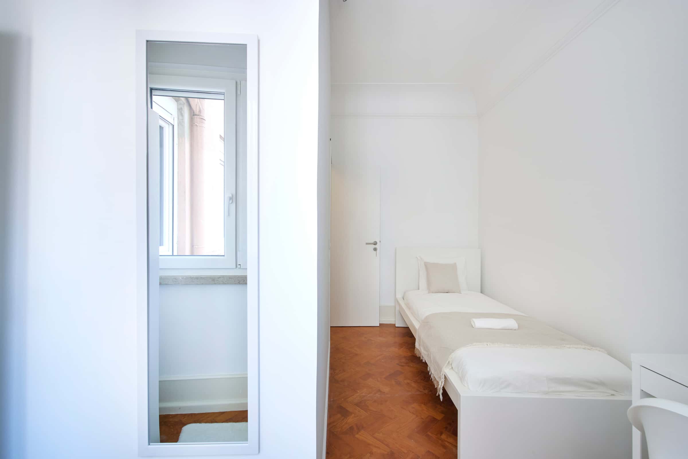 Bedroom in a 7-Bedroom Apartment in Rua Joaquim António de Aguiar, Lisbon - Room 6