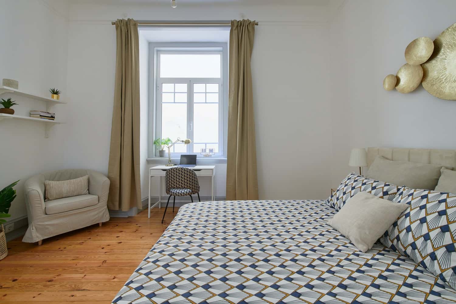 Room in Rua dos Açores 84 7e, 1000-138 Lisboa, Portugal