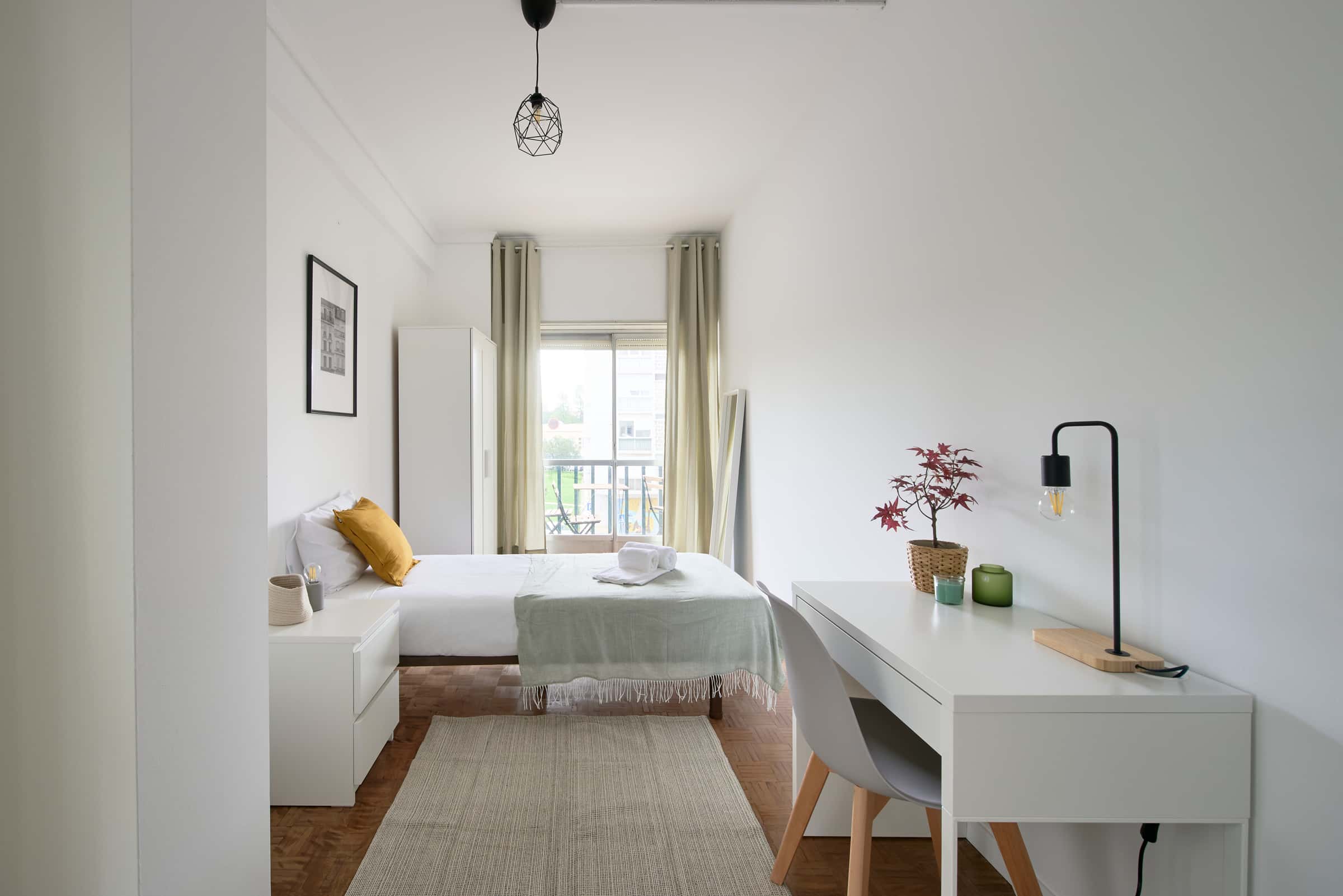 Bedroom with private balcony in a 7-bedroom apartment in Lisbon - Room 2