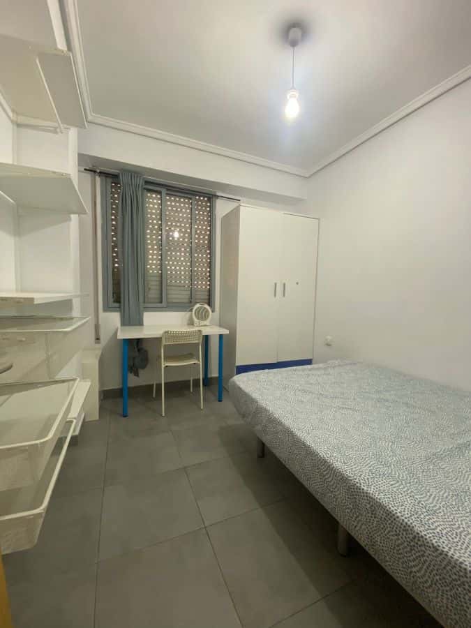 Habitación en piso de 4 habitaciones en Algirós