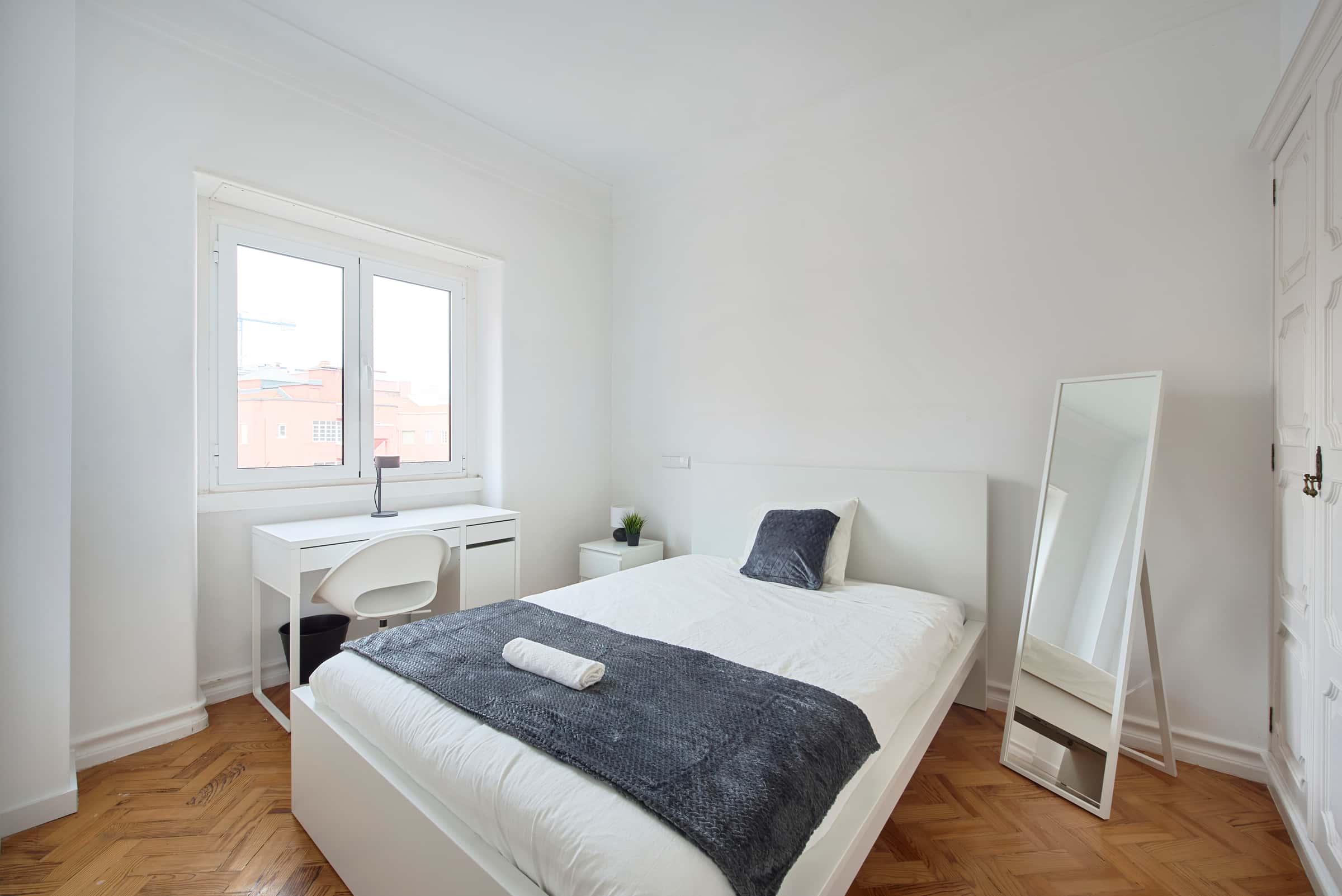 Bedroom in a 9-Bedroom Apartment in Rua Jorge Ferreira de Vasconcelos, Lisbon - Room 9