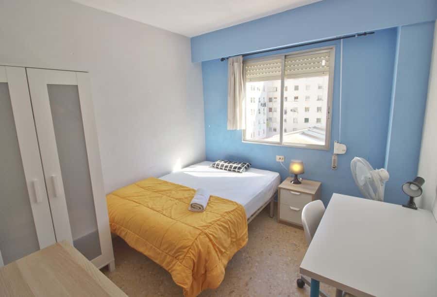 Habitación en piso de 4 habitaciones en El Pla Del Real